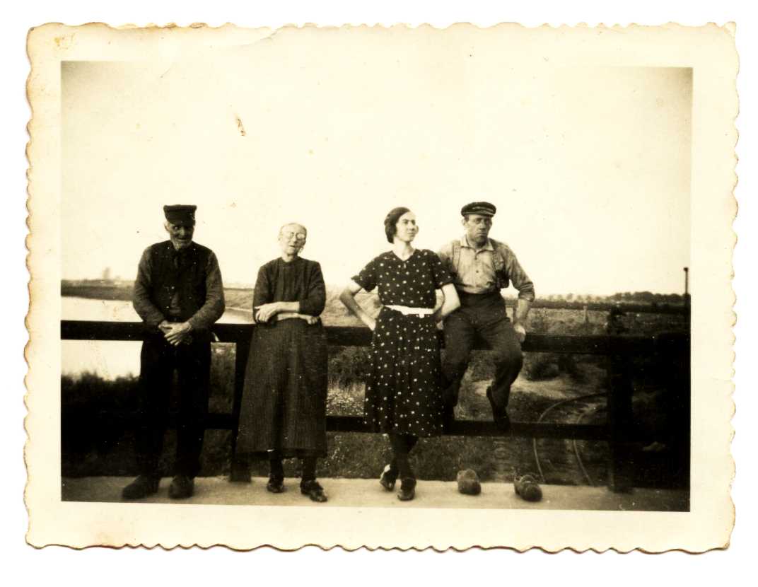 VLNR Pieter 1863, Kornelia, Dingena, Adrianus 1903. Foto gekregen van Willem*1939 in 2007.